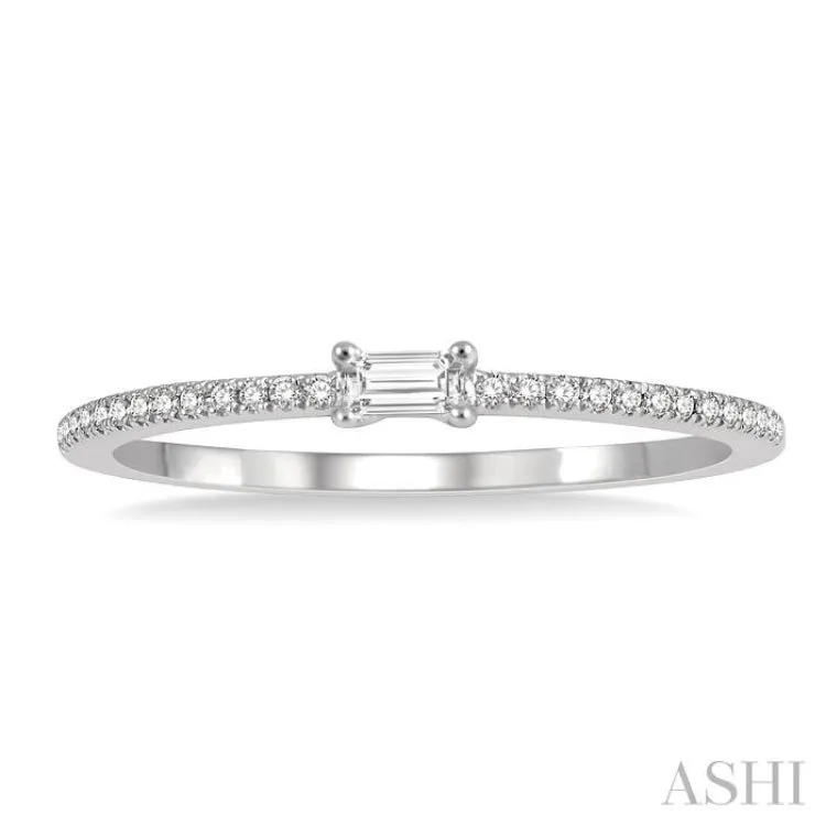 1/6 Ctw Baguette Center Round Cut Diamond Stack Band in 14K White Gold