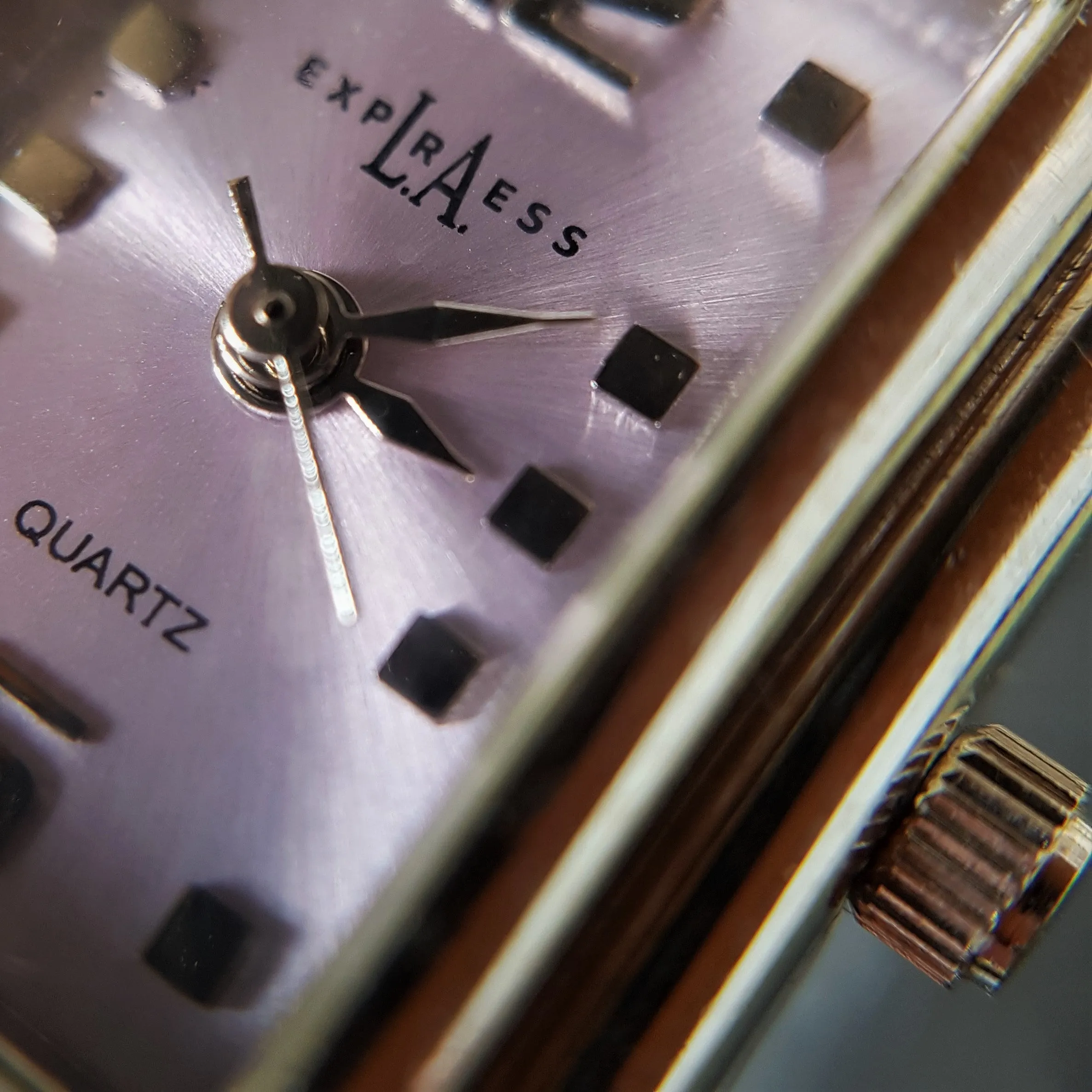 Vintage LA EXPRESS Chrome Plated Women's Quartz Watch // Mauve Coloured Dial And Textured Gold Bracelet Detail